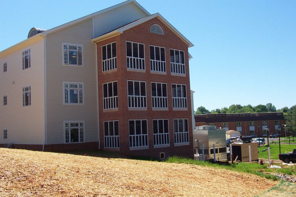 Elite 2000 screen enclosure on an apartment complex