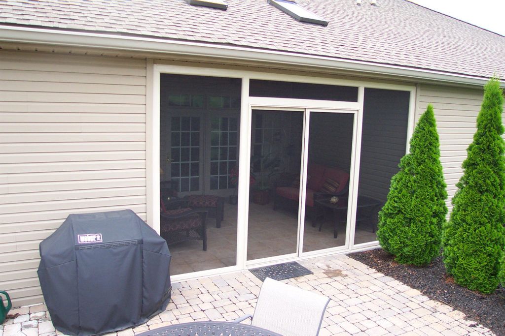 Elite 2000 screen enclosure on a residential home