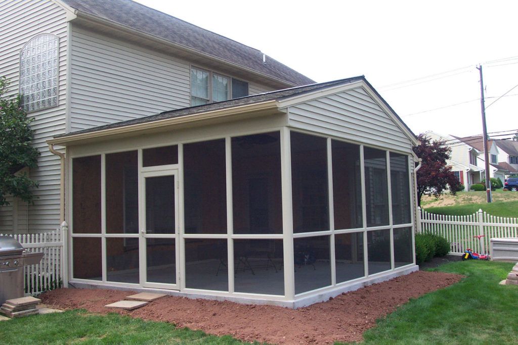 Elite 2000 screen enclosure on a residential home