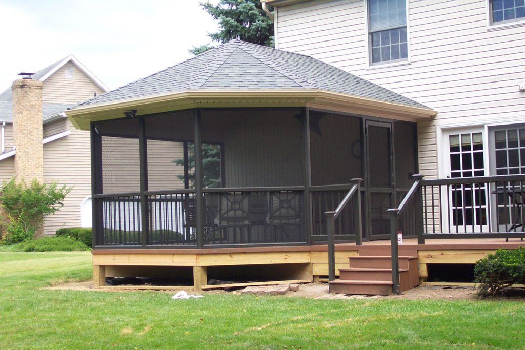 Elite 2000 screen enclosure on a residential home